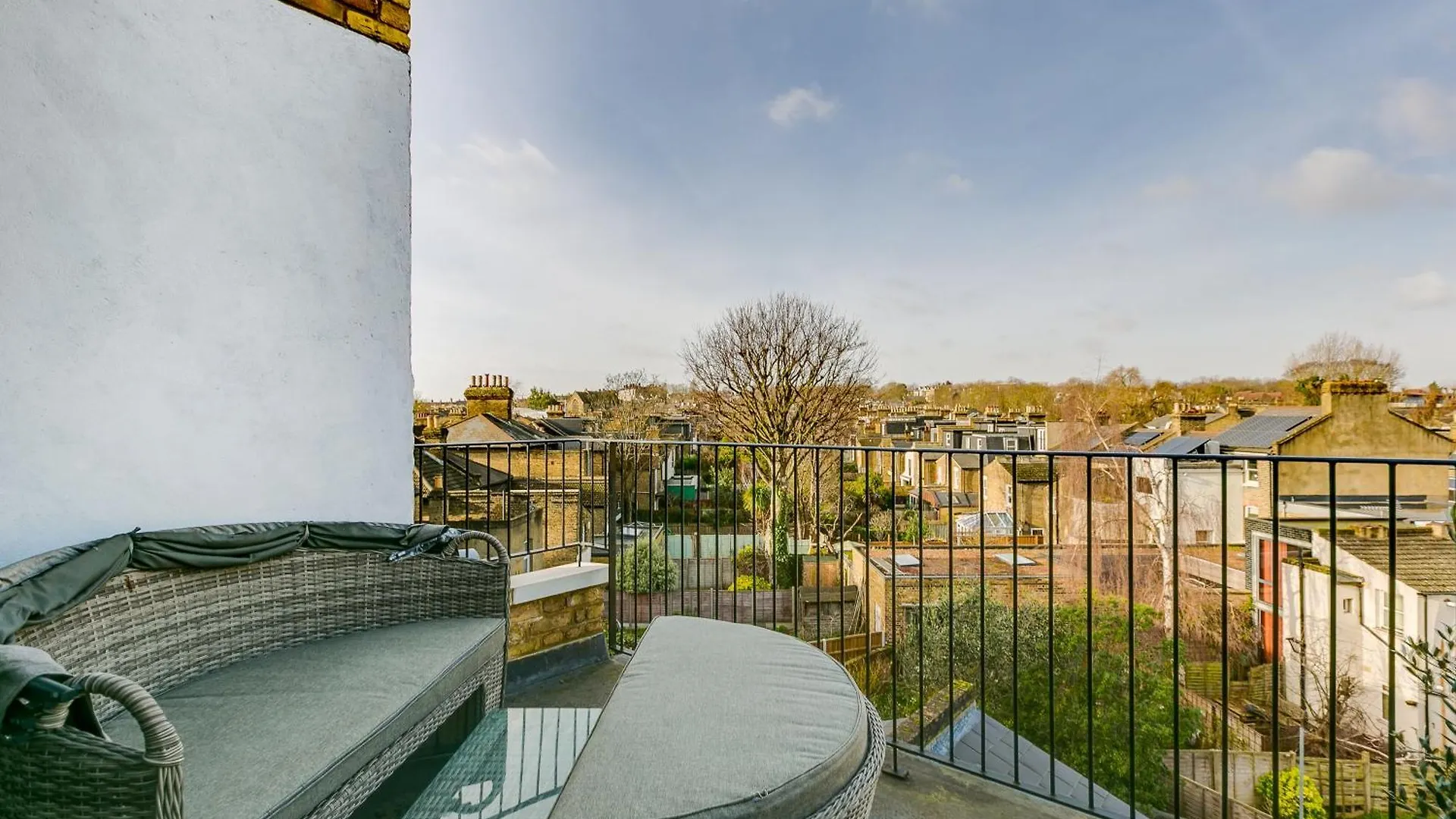 Stylish 2 Bed Flat With Balcony Great Views Nrtube Apartment London