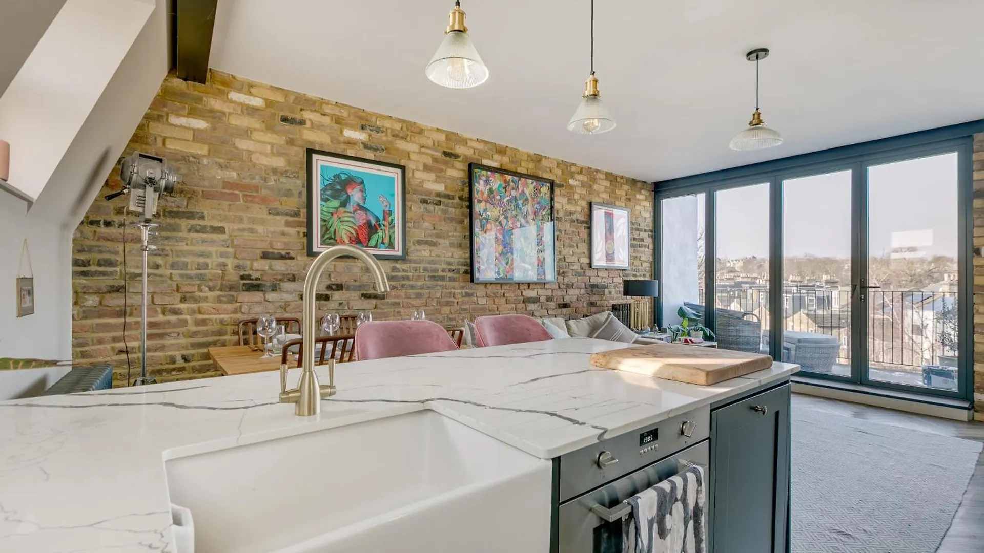 Stylish 2 Bed Flat With Balcony Great Views Nrtube Apartment London