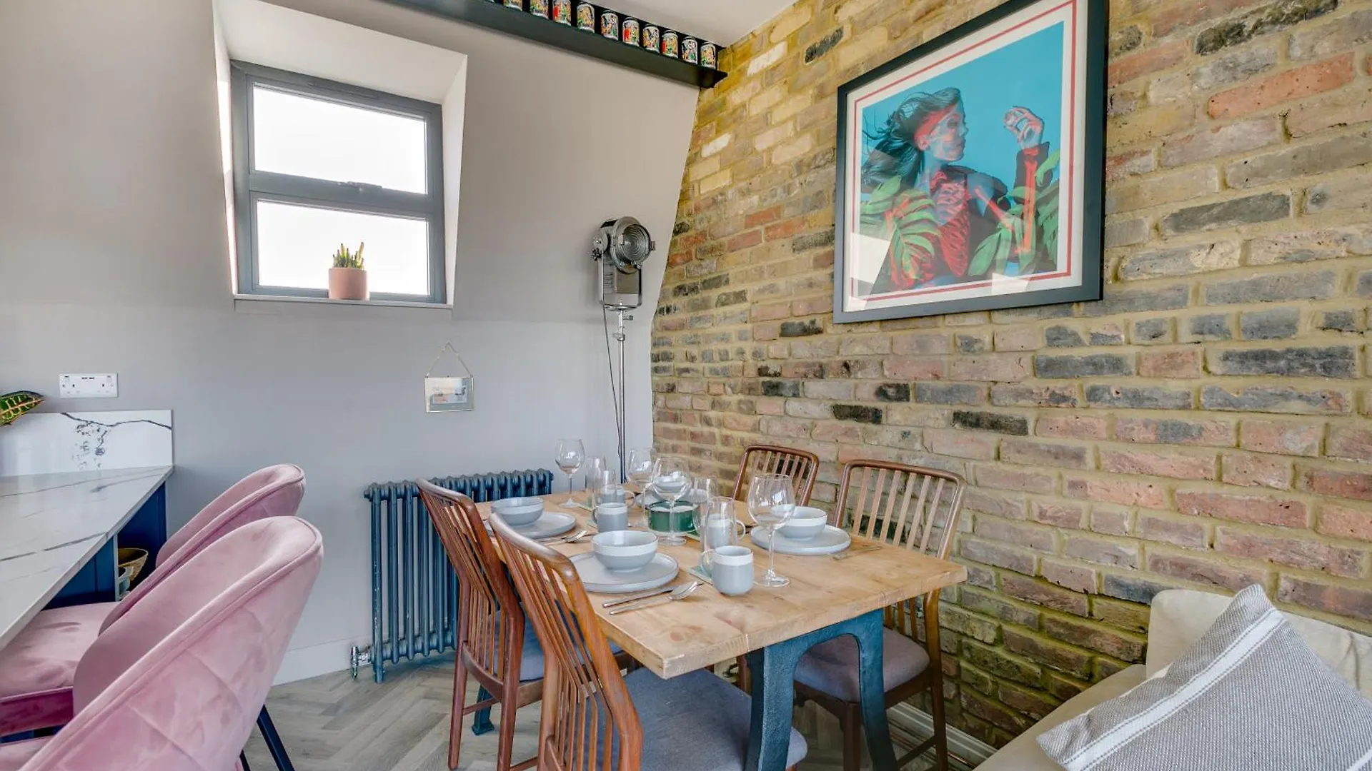 Stylish 2 Bed Flat With Balcony Great Views Nrtube Apartment London