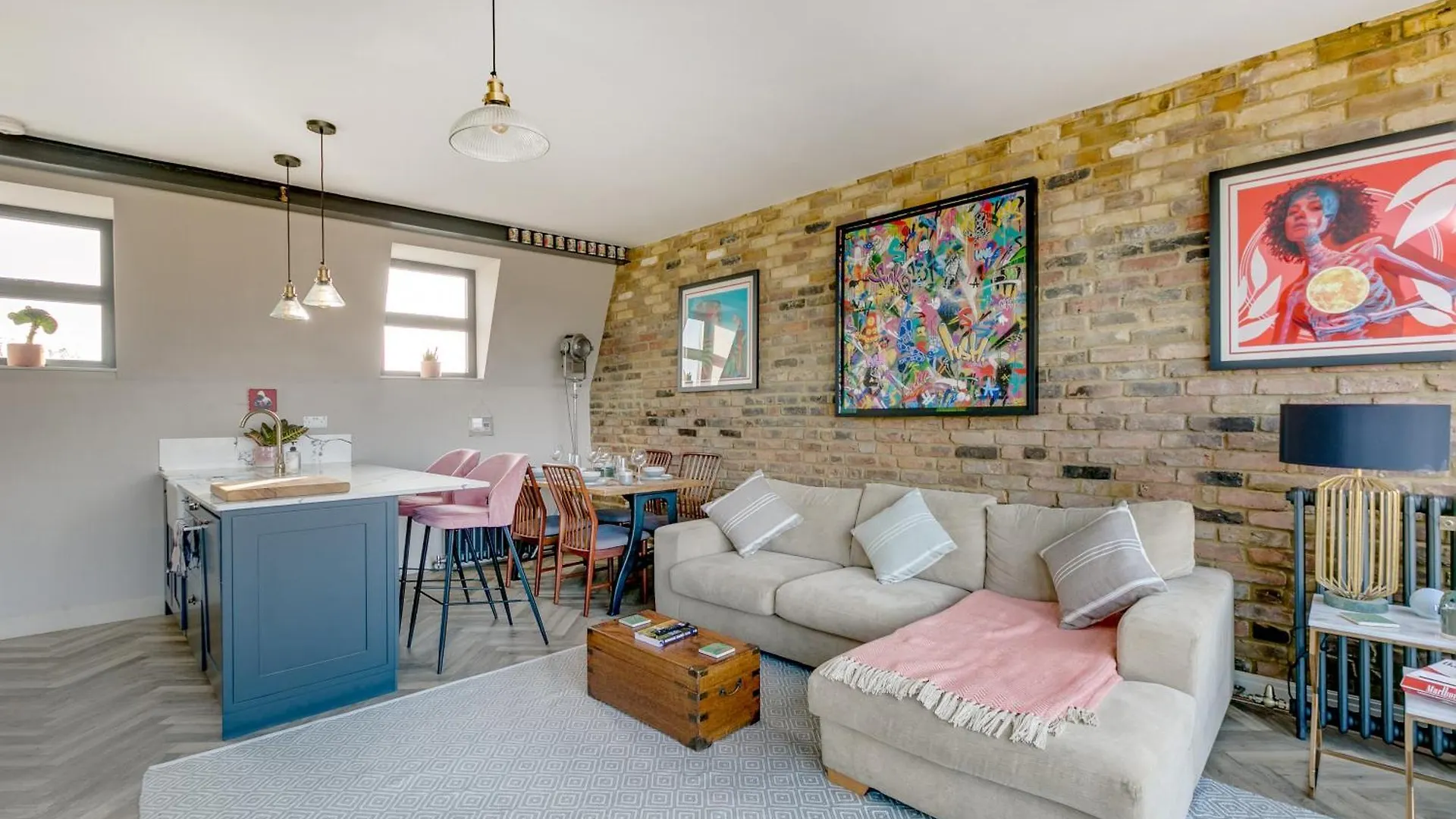 Stylish 2 Bed Flat With Balcony Great Views Nrtube Apartment London