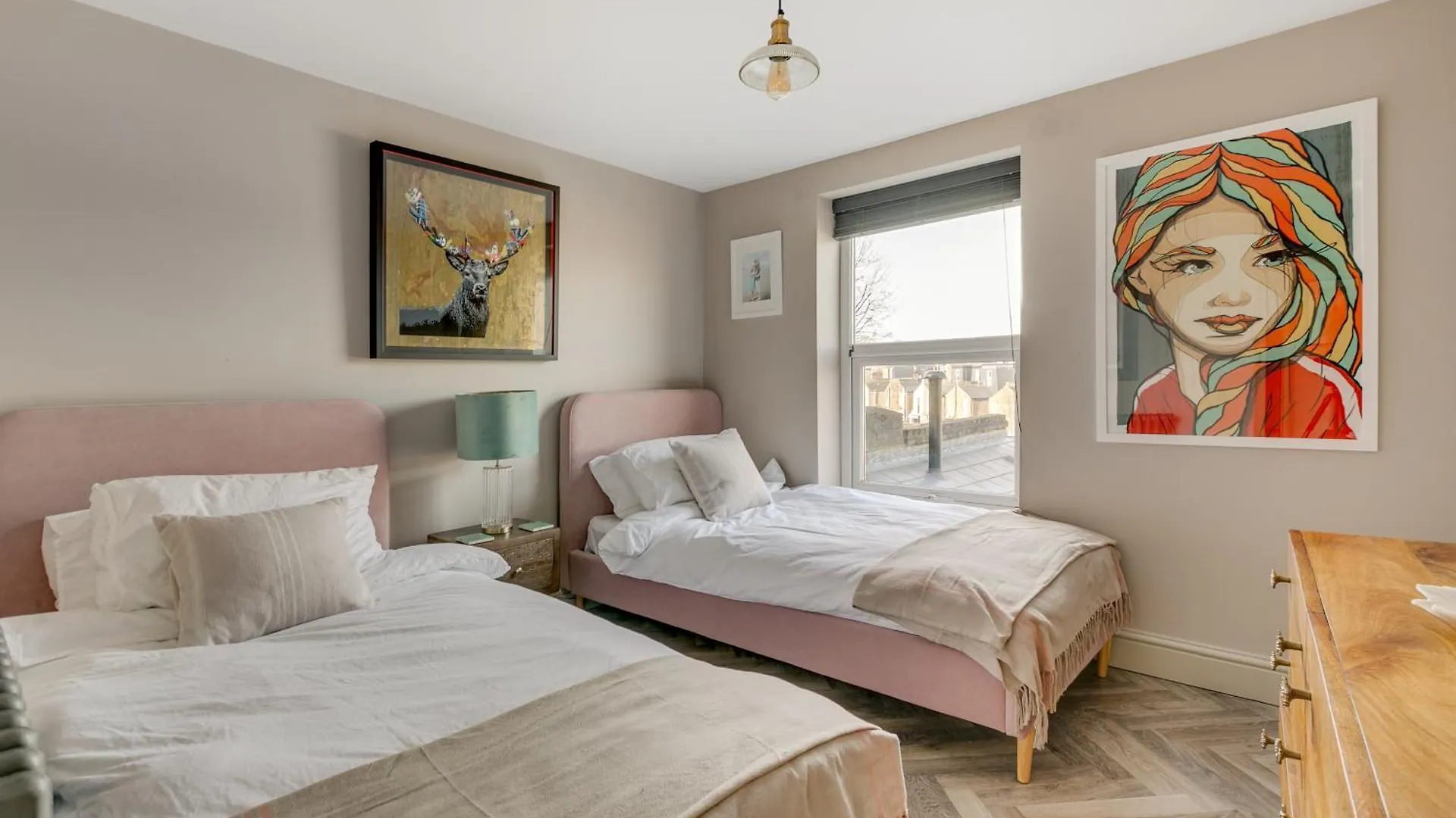 Stylish 2 Bed Flat With Balcony Great Views Nrtube Apartment London United Kingdom