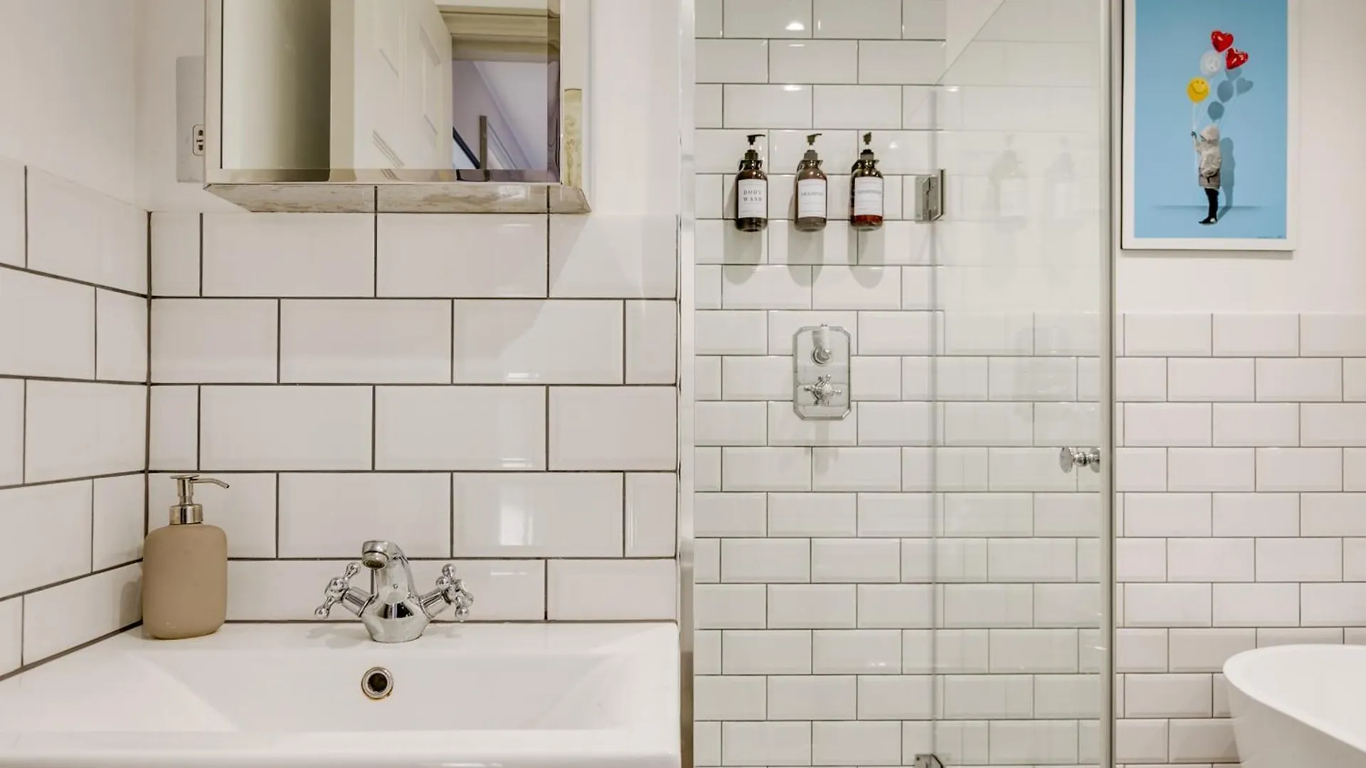 Stylish 2 Bed Flat With Balcony Great Views Nrtube Apartment London
