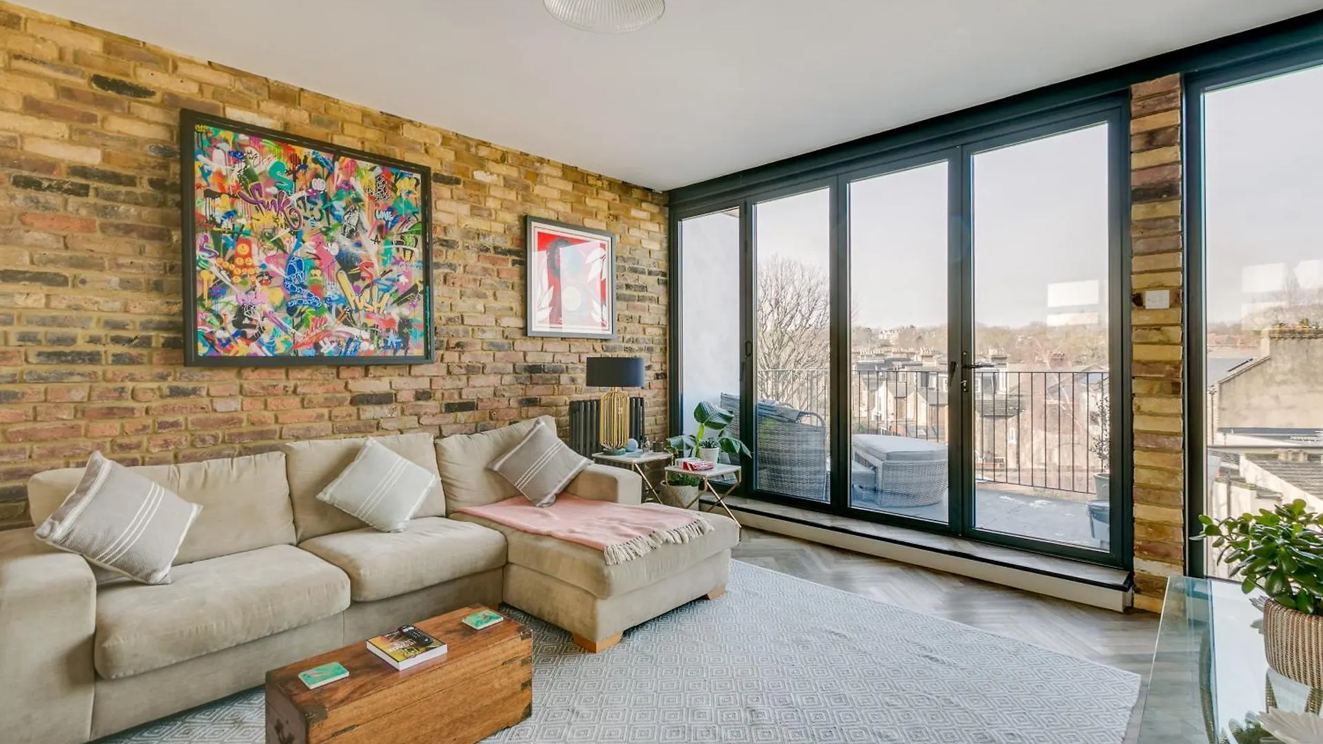 Stylish 2 Bed Flat With Balcony Great Views Nrtube Apartment London